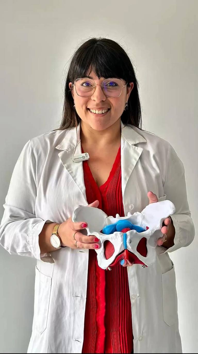 Federica Nesci durante una visita di valutazione del pavimento pelvico nello studio di Vibo Valentia