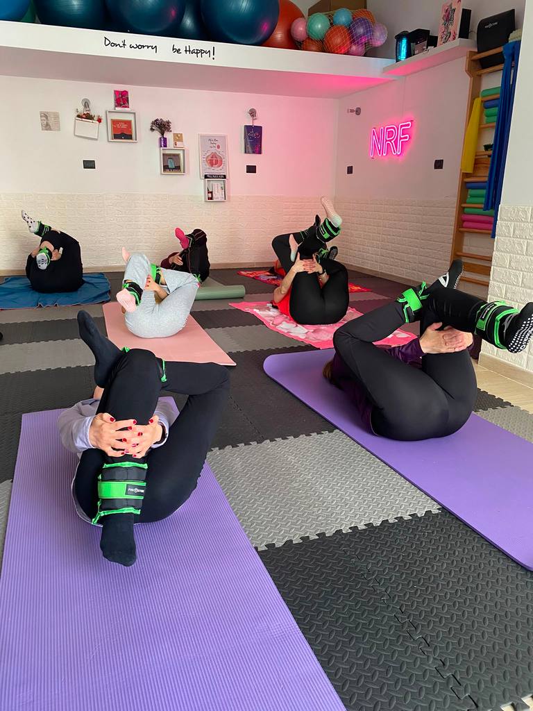 Seduta di Pilates terapeutico di gruppo con esercizi mirati nello studio di Vibo Valentia