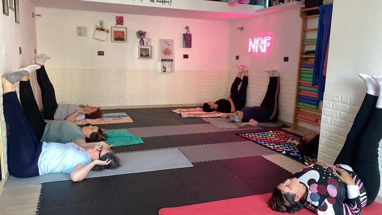 Seduta di ginnastica posturale di gruppo secondo il Metodo Mézières nello studio di Vibo Valentia